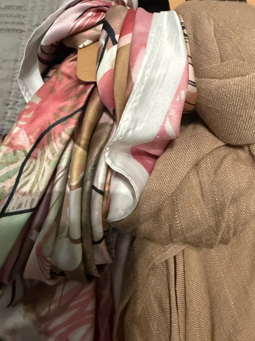Steve Madden Pink Floral Satin and Beige Gauze Scarf Set. NWT